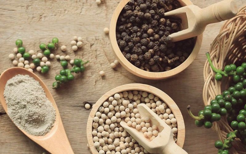 Tiêu đen và tiêu sọ nên lựa chọn loại nào? Sự khác biệt chủ yếu